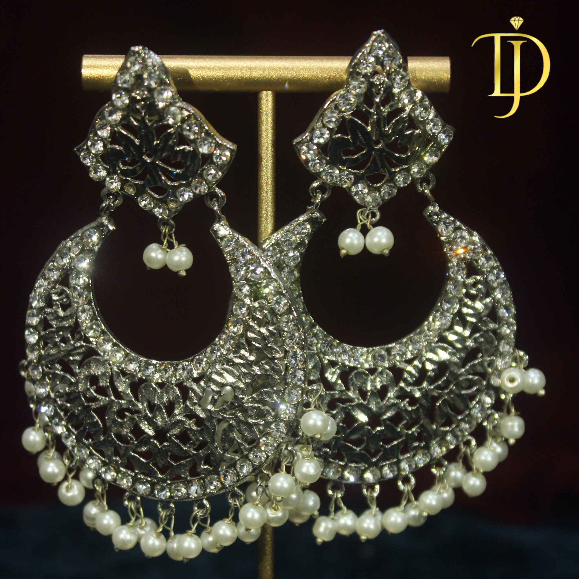 Silver Crescent Earrings – Elegant Moon-Inspired Dangle Jewelry