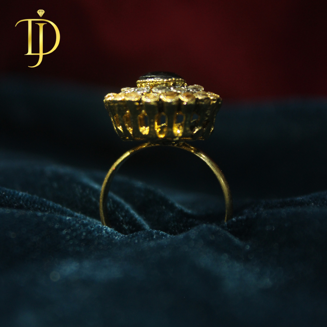 Royal Noir Crystal Bloom Ring – Luxury Gold Statement Piece