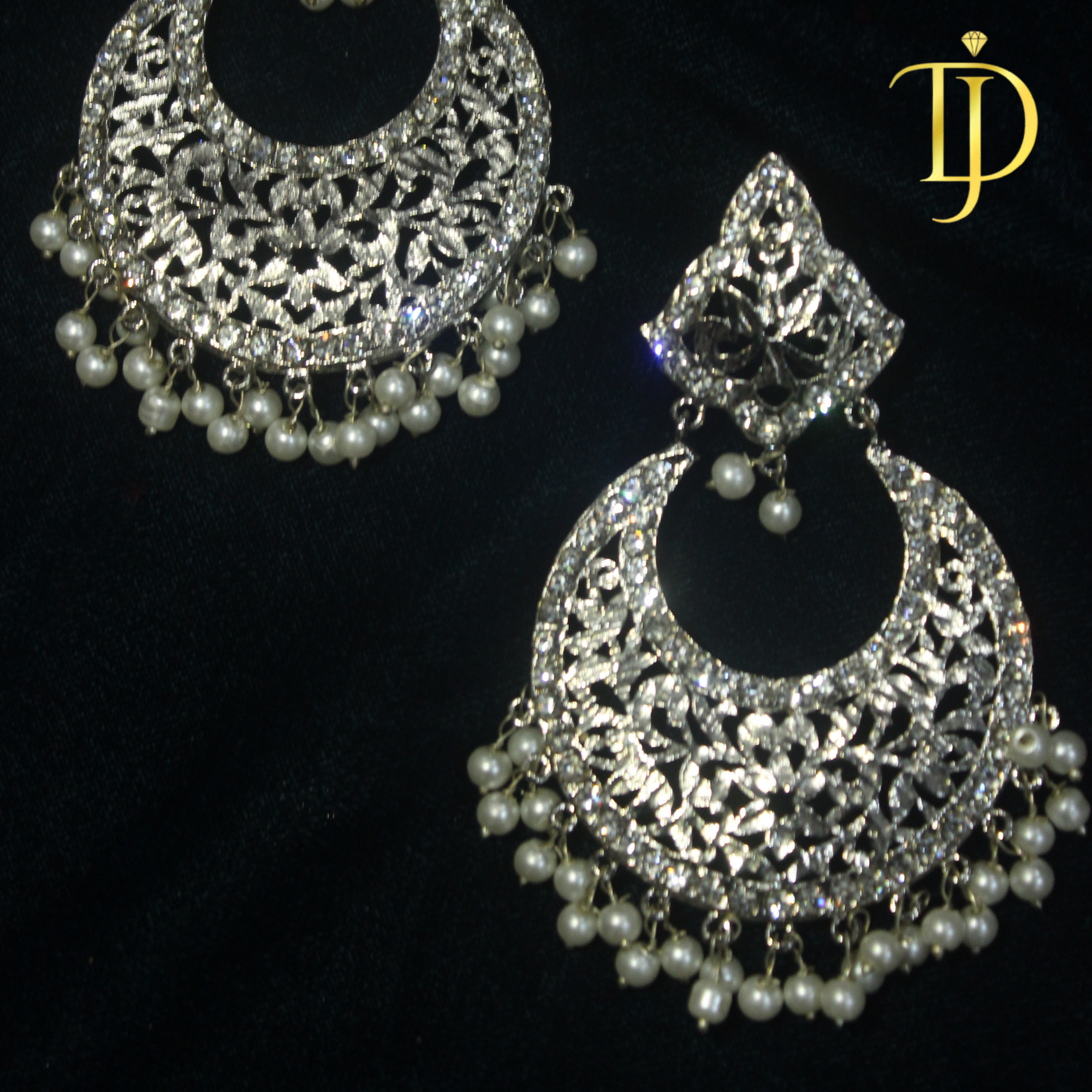 Silver Crescent Earrings – Elegant Moon-Inspired Dangle Jewelry