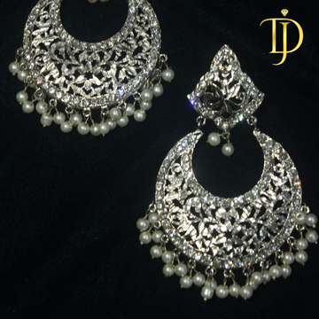 Silver Crescent Earrings – Elegant Moon-Inspired Dangle Jewelry